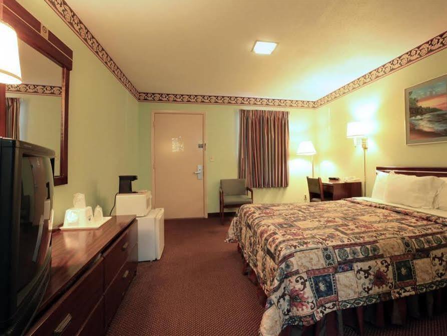 Regency Inn Fayetteville Bagian luar foto
